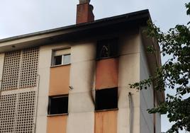 Así ha quedado el edificio en el que esta tarde se ha registrado un fuerte incendio en la segunda planta y como se ve en la imagen, las llamas han llegado hasta el tejado.