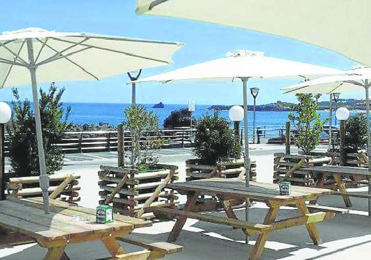 Panorámica de la terraza sobre la playa de El Sable.