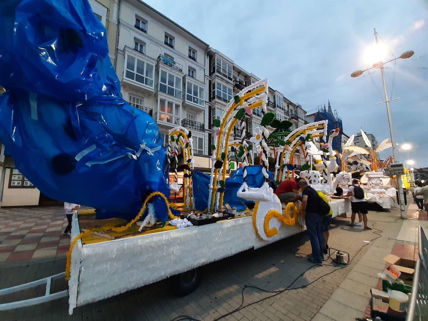 El grupo Uriarte ultimando el montaje de sus 'Sueños de fantasía'