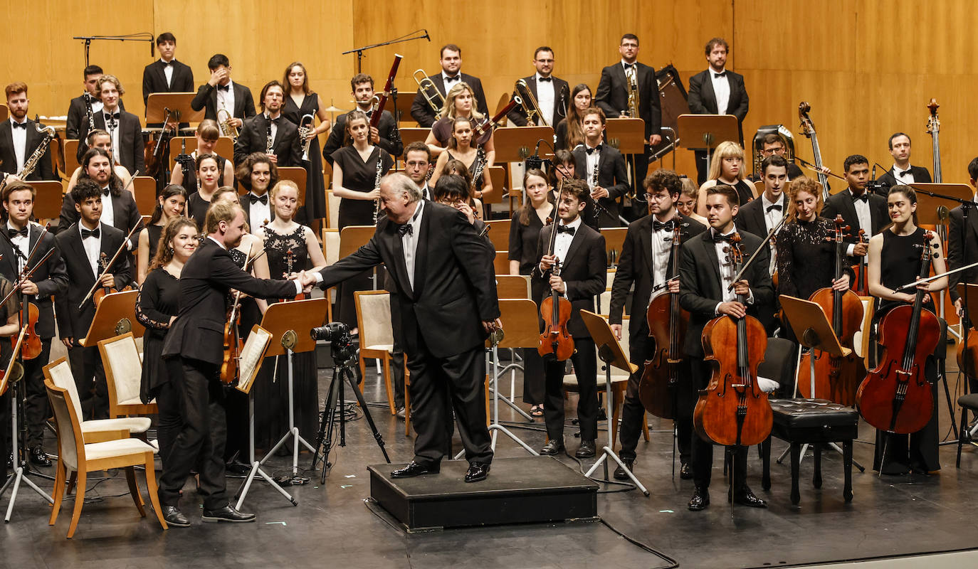 La Orquesta Freixenet homenajeó a Dimitri Bashkirov y a Alicia de Larrocha en el primer concierto de esta edición.