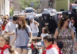 Mayores y pequeños participan, este viernes, en el encierro infantil celebrado en Tetuán.