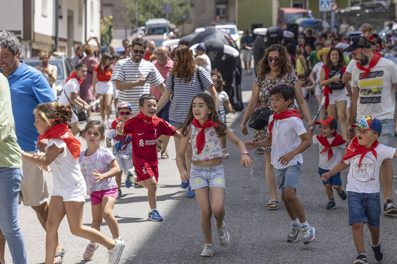 Decenas de niños, muchos de ellos ataviados con el tradicional pañuelo rojo, han participado en los san fermines del barrio santanderino.
