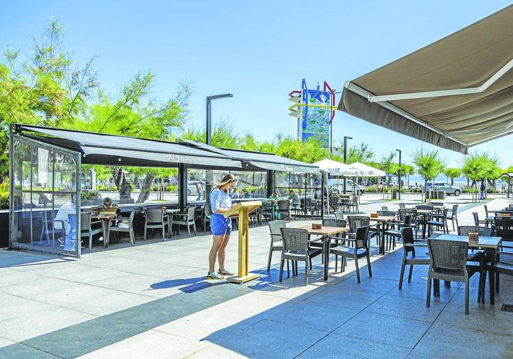 El establecimiento dispone de una gran terraza en la plaza de Italia.