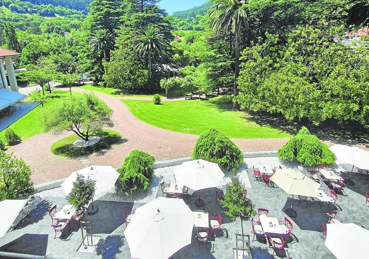Terraza de la cafetería del gran complejo gastronómico y termal.