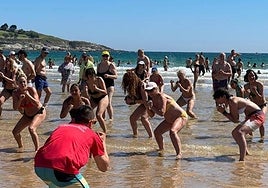 Un grupo de personas participan, el año pasado, en la campaña 'Mójate' organizada en El Sardinero