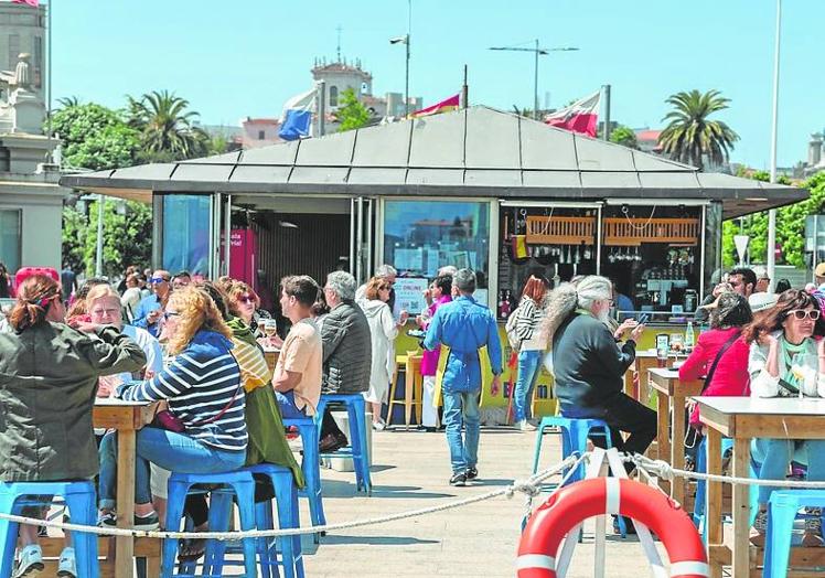 Terraza sobre el muelle Calderón.