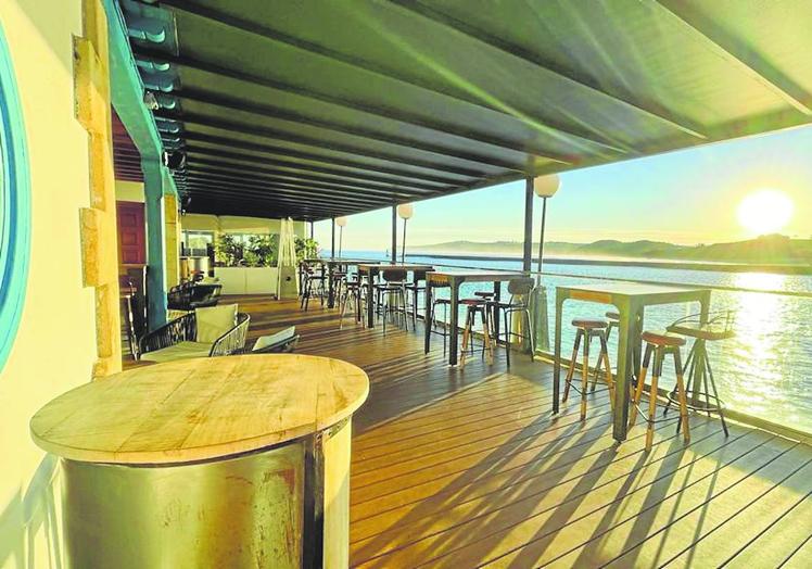 En su terraza se disfruta de buena gastronomía y mejores vistas.