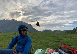 El helicóptero del Gobierno de Cantabria se aproxima a la zona donde quedaron atrapados los senderistas.