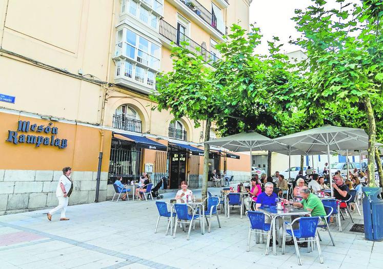 El local está frente a la plaza Cañadío de Santander.