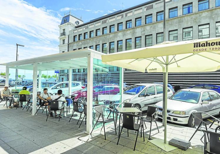 El establecimiento tiene una terraza con una docena de mesas.