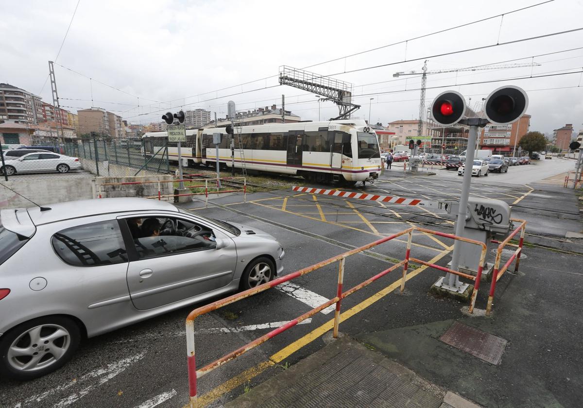 Un conductor aguarda al paso del tren frente al paso a nivel de Pablo Garnica.