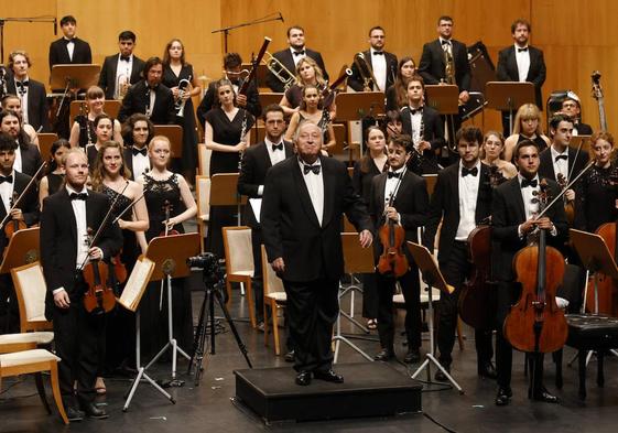 El maestro Péter Csaba dirigió el viernes a los músicos de la Orquesta Freixenet en el Palacio de Festivales.