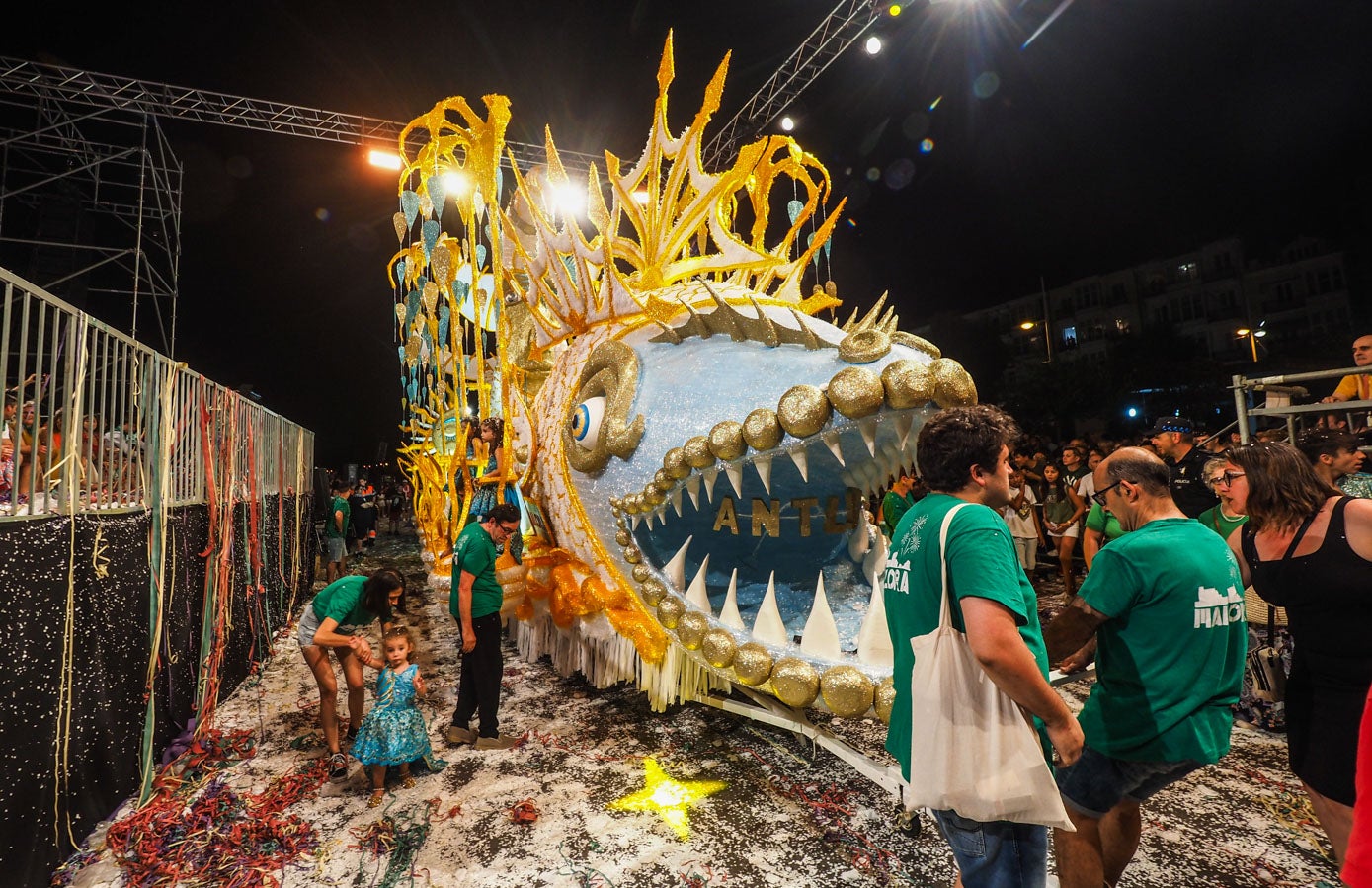 El Coso Blanco, celebrado anoche en Castro Urdiales, ganó brillantez respecto a años anteriores por la calidad de las carrozas.