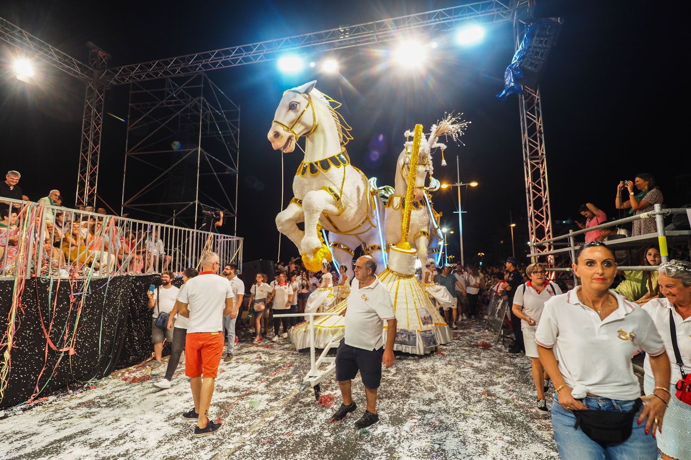 Dos caballos enormes blancos destacaban sobre una de las carrozas.