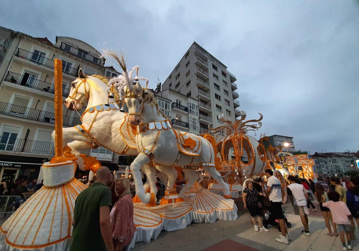 'Blanco y dorado' de Francis2, carroza ganadora de74 Coso Blanco.