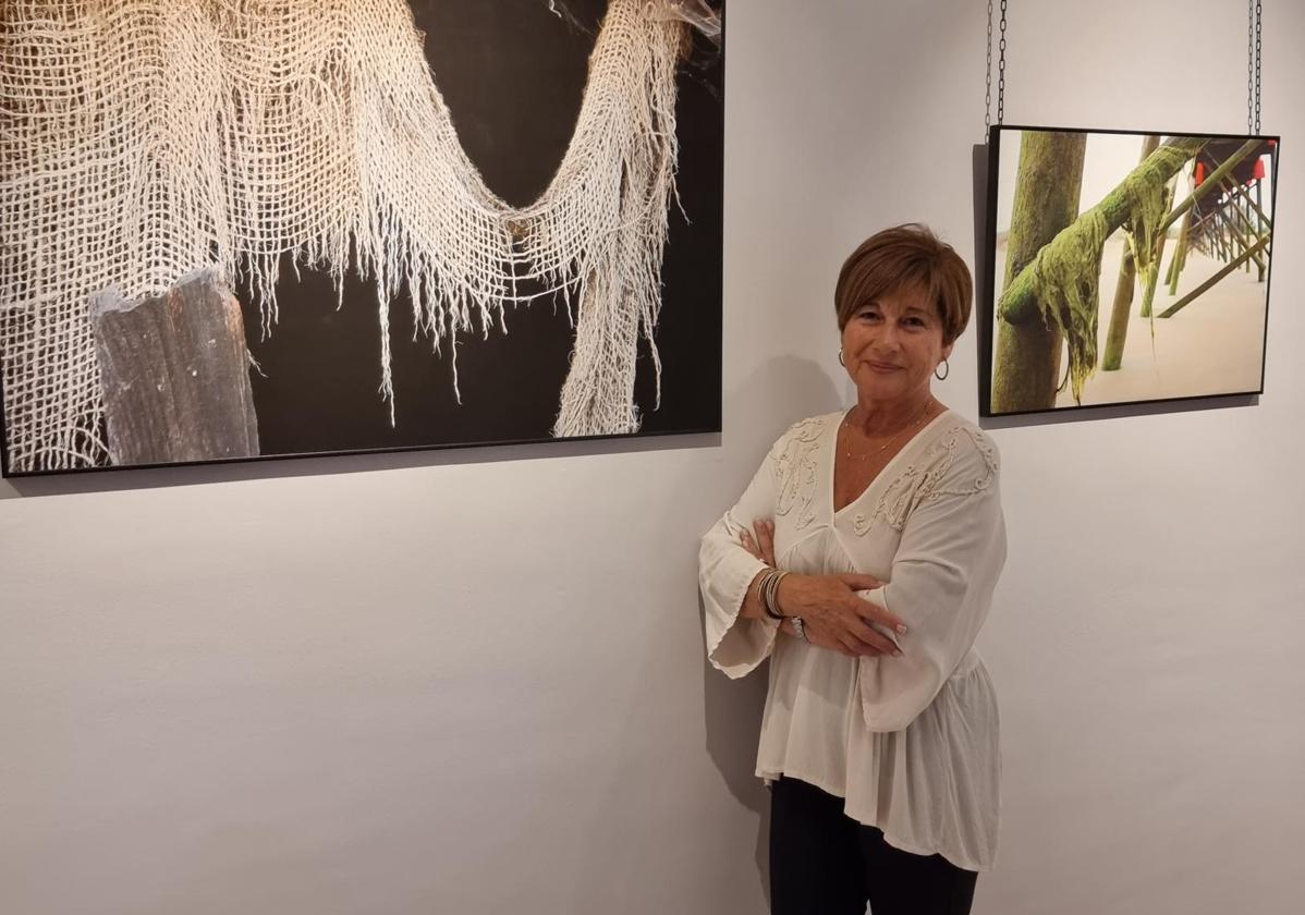 Ana Santamatilde, junto a dos de sus trabajos que muestra en Potes