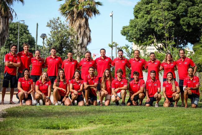 Equipo español que regatea en Marsella, junto a los técnicos de la Federación Española de Vela.