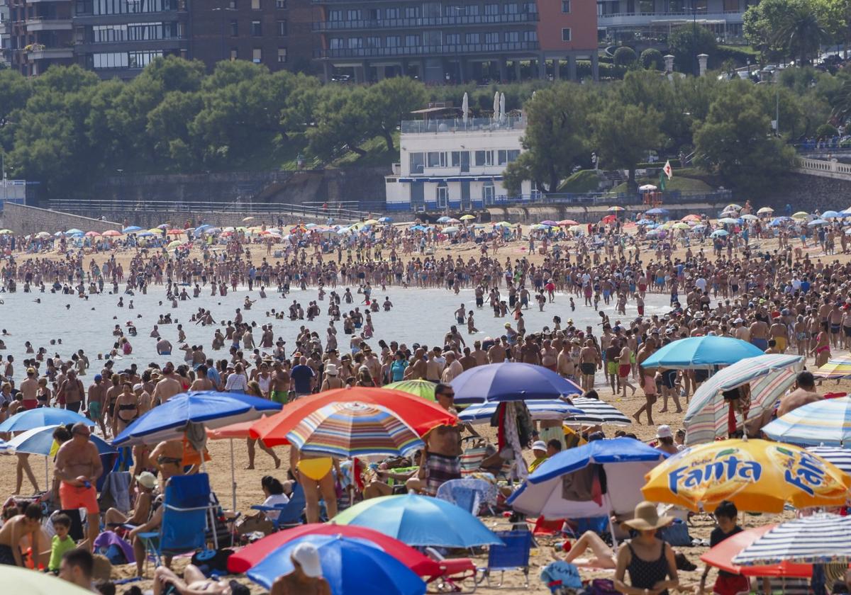 El sol y las altas temperaturas registradas a lo largo del sábado llenaron la primera playa del Sardinero de Santander.