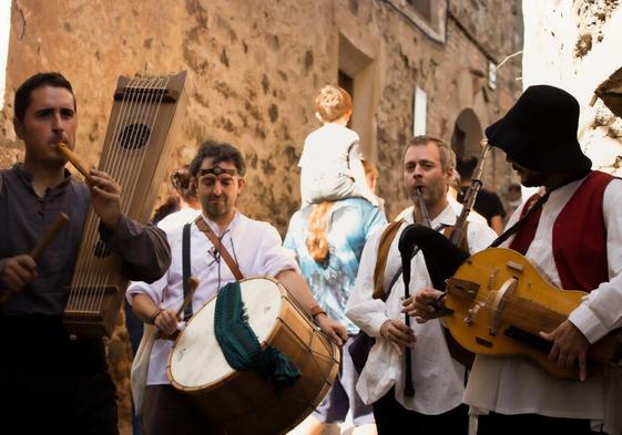 La música folk está presente a través de la oferta del grupo bilbaíno Bufo Kalamita.