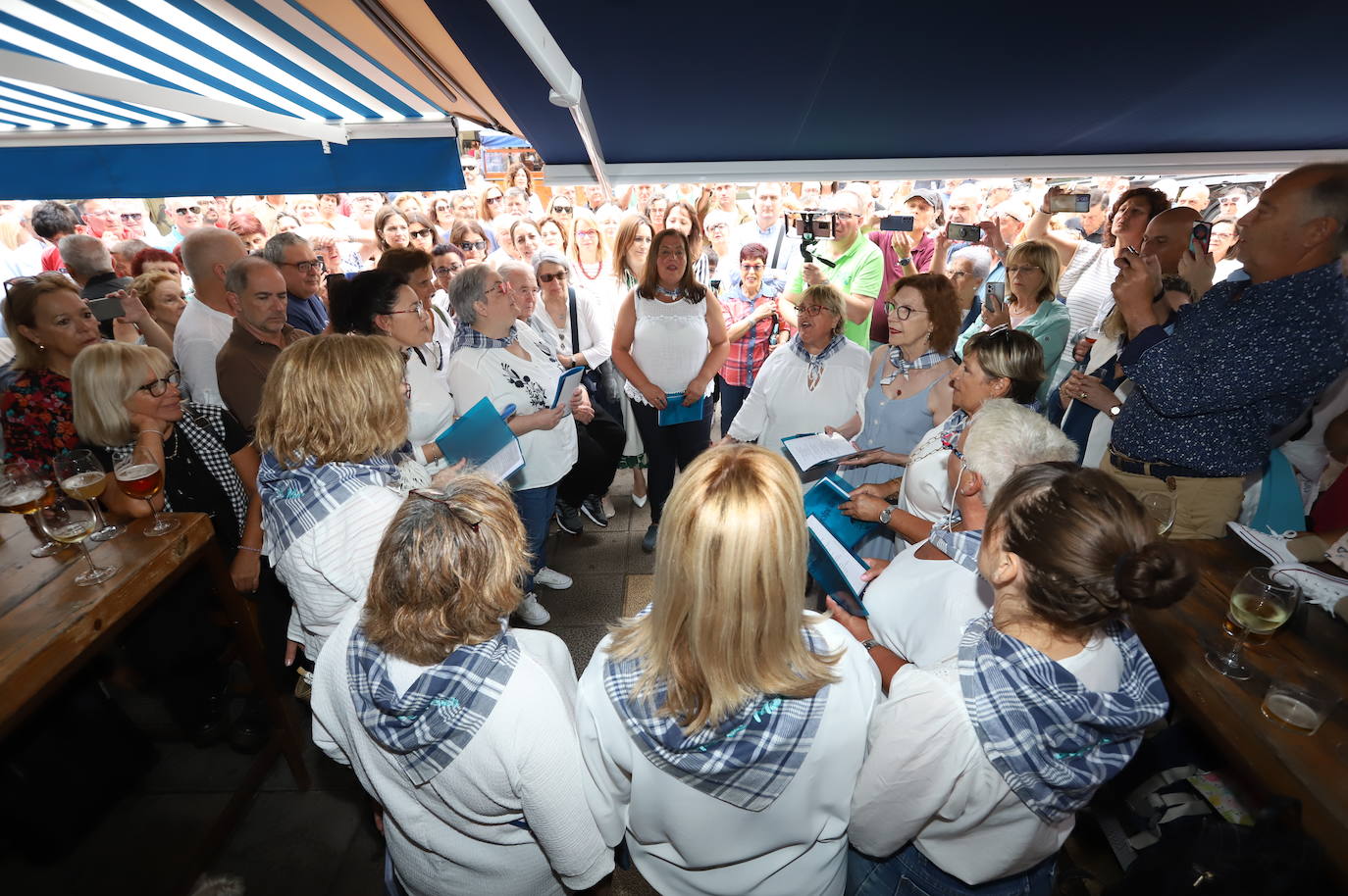 La cuadrilla Golpe de Mar, integrada solo por mujeres, emocionó al público con sus temas marineros.