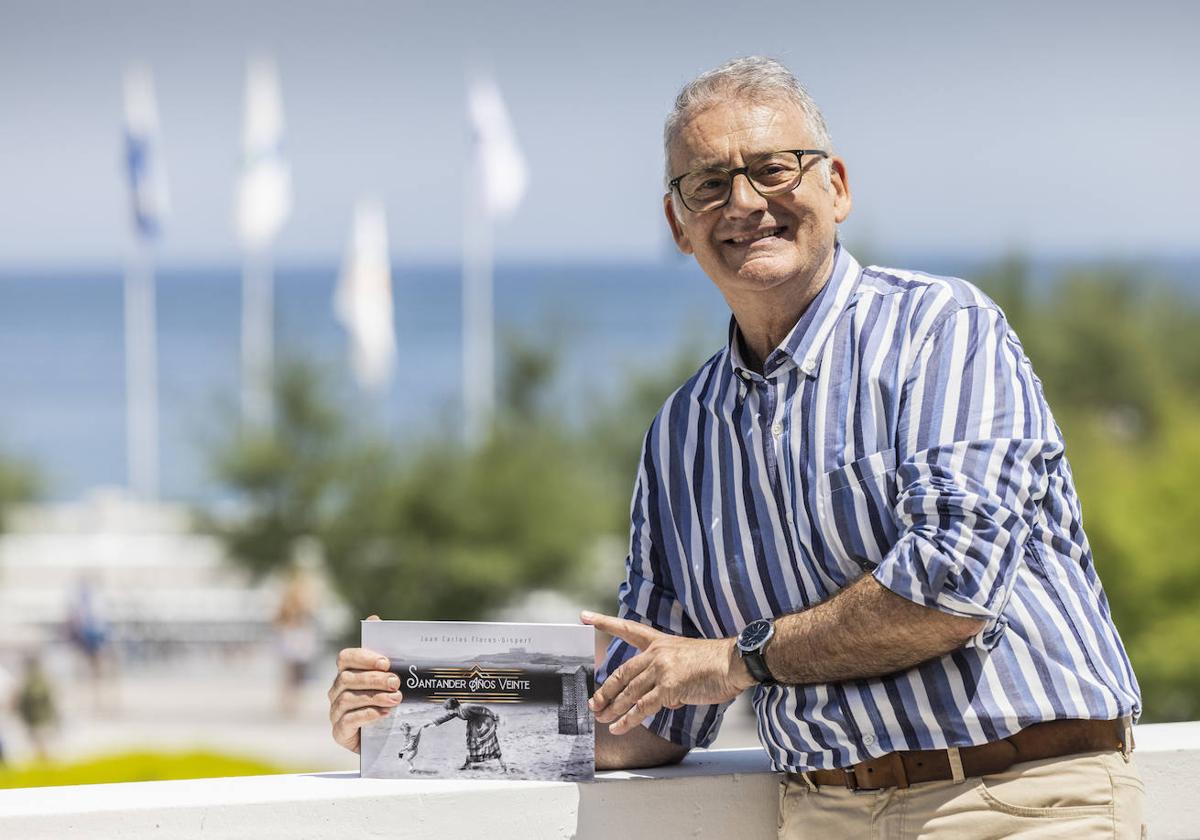 Juan Carlos Flores Gispert, junto a su nuevo libro.