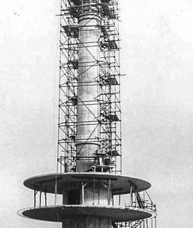 Imagen secundaria 2 - A la izuiqerda, operarios trabajando en la cimentación del monumento. La obra deparó gran dificultad, entre otras cosas, por el traslado de los materiales. A la derecha, parte del andamiaje, de grandes dimensiones, utilizado en la construcción del emblemático pirulí de Peña Cabarga.