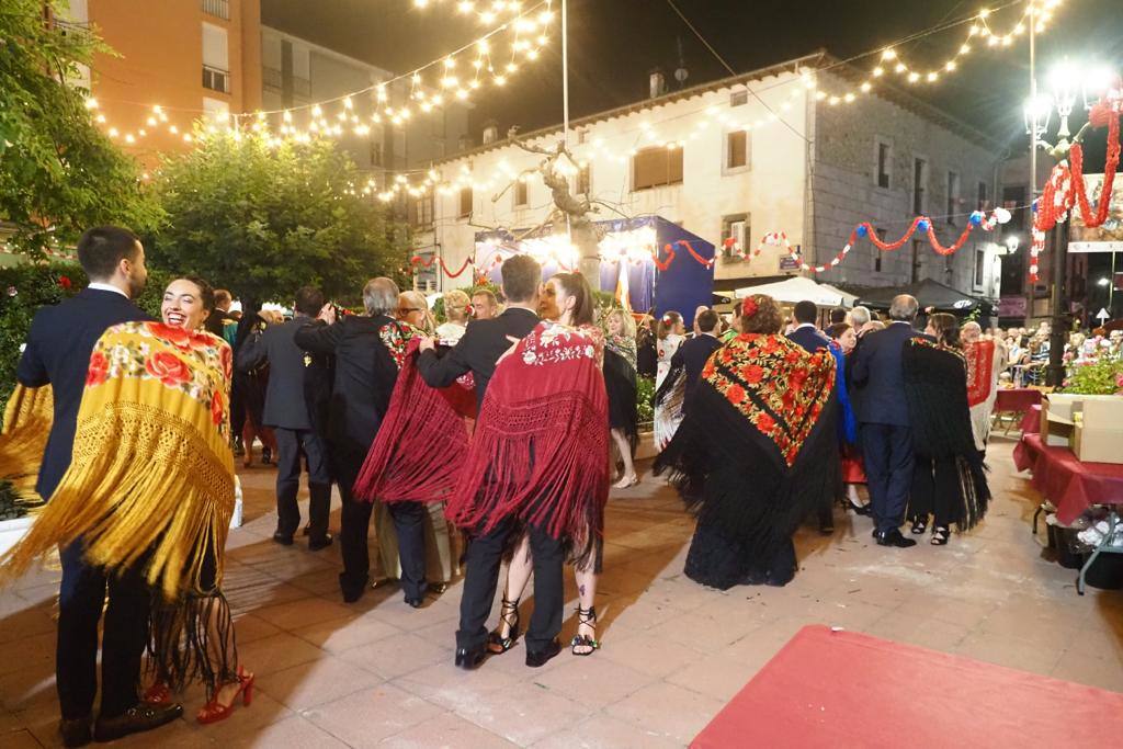 Los participantes bailaron al ritmo de la música que emite el organillo y la banda de música municipal en la Plaza de Los Jardines.