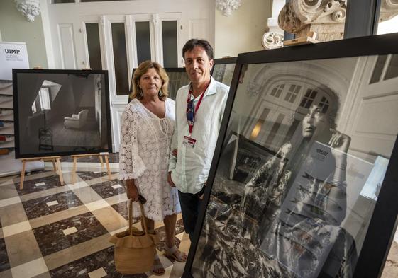 Elena Cuevas y David Hojas, viuda e hijo del fotógrafo fallecido el pasado año. Al fondo, imagen del rincón donde realizaba sus retratos.