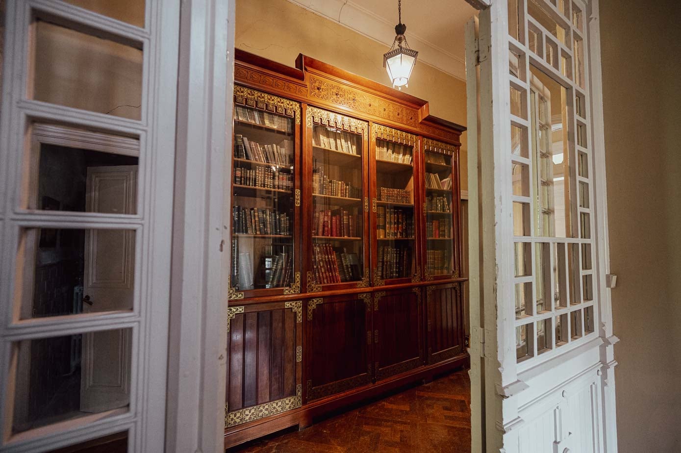 Mueble-librería en la zona de paso entre las habitaciones de la segunda planta. 