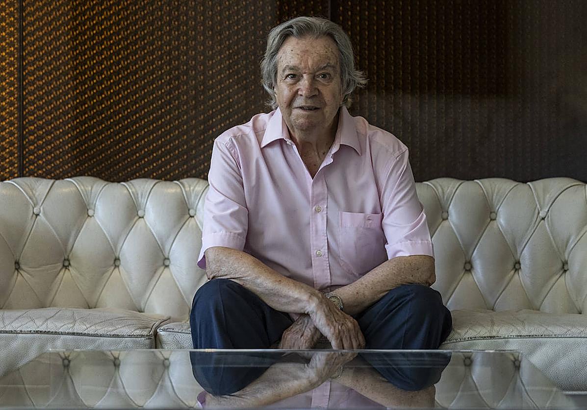 Antoni Ros Marbà, ayer en Santander, durante uno de los descansos de los ensayos del concierto que tendrá lugar esta noche.