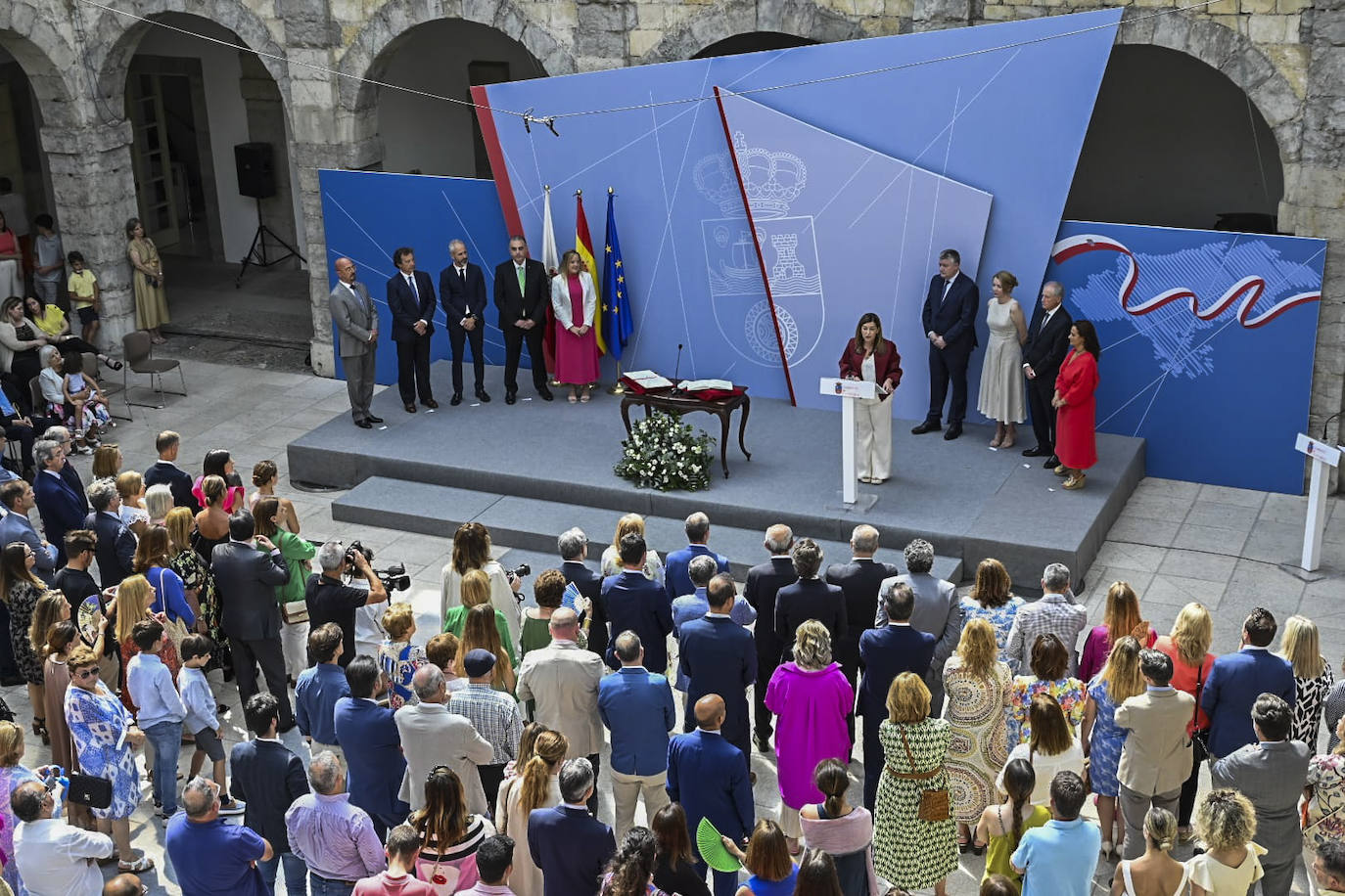 El acto de jura del cargo se ha celebrado este lunes en el patio del Parlamento de Cantabria.