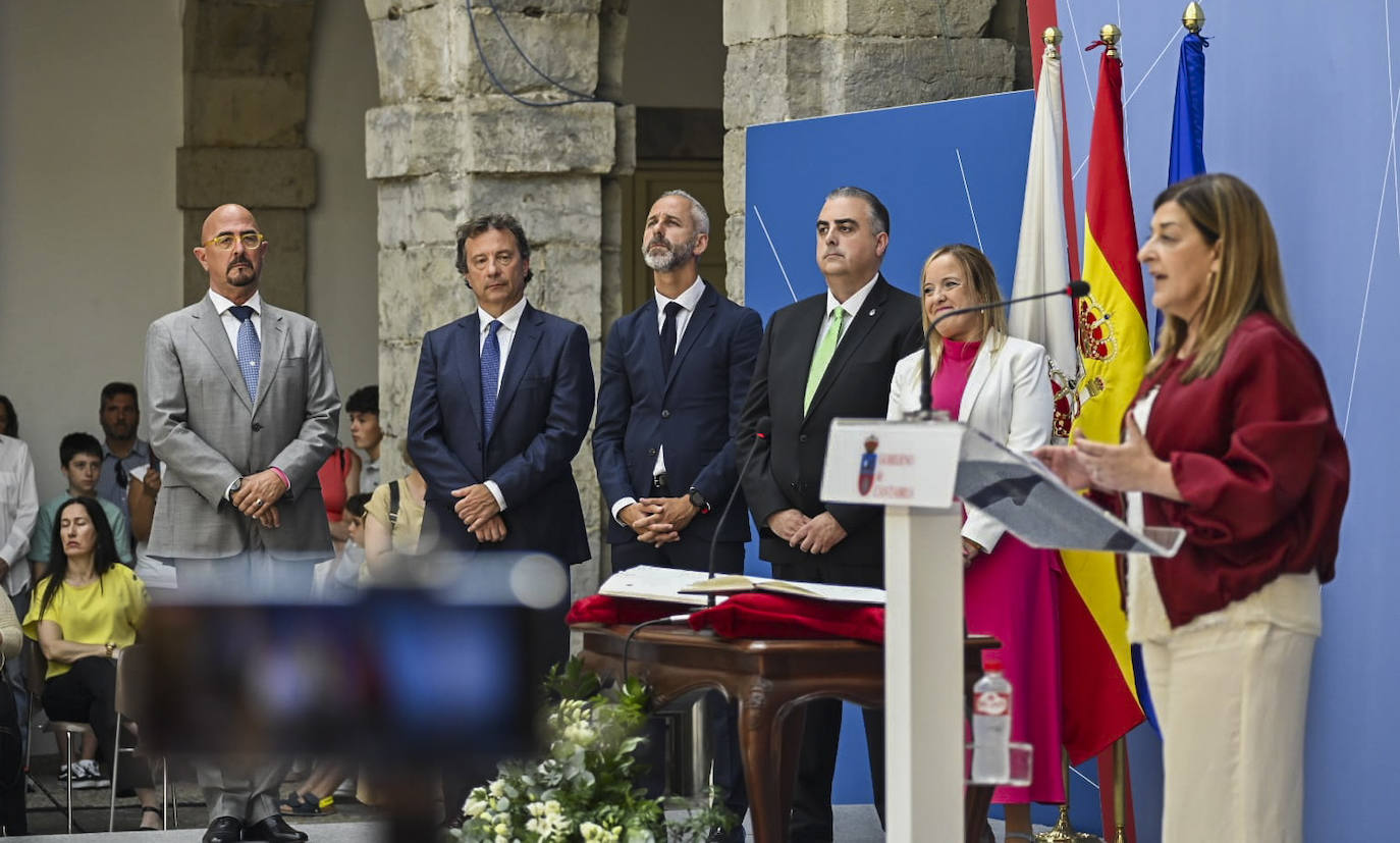 Al fondo, César Pascual (Salud), Pablo Palencia (Desarrollo Rural, Ganadería, Pesca y Alimentación), Sergio Silva (Educación, Formación Profesional y Universidades), Roberto Media (Fomento, Ordenación del Territorio y Medio Ambiente) e Isabel Urrutia (Presidencia, Justicia, Seguridad y Simplificación Administrativa).