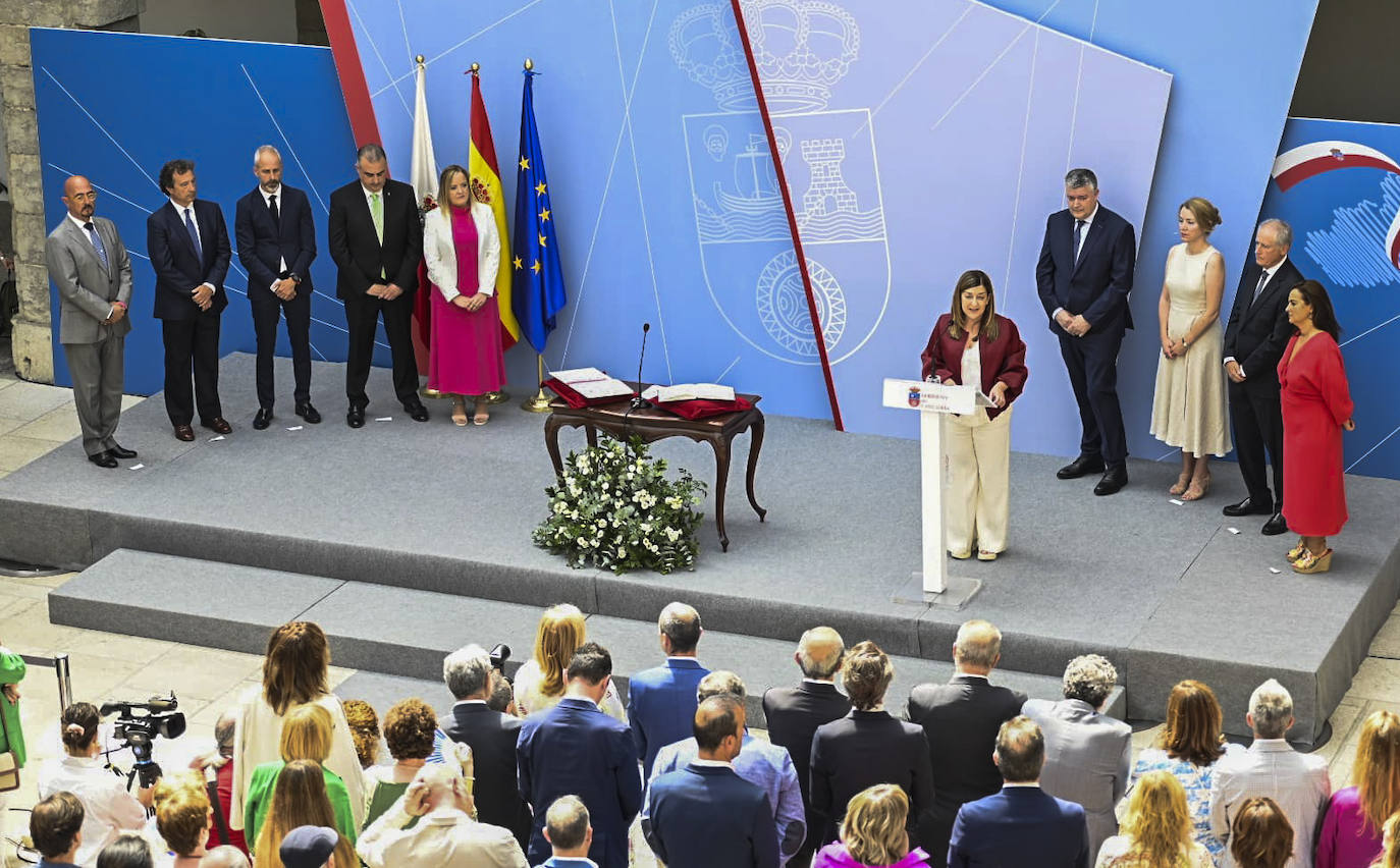 «Me siento muy orgullosa de haber formado un equipo de Gobierno que reprensenta a la Cantabria real. Muy honrada por vuestra valentía, por vuestro compromiso y por vuestra generosidad, porque habéis dicho sí a la primera, gracias de todo corazón por acompañarme». ha dicho Buruaga.