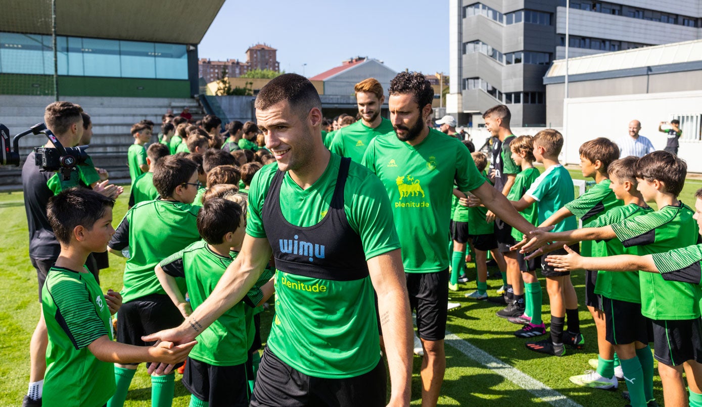 Álvaro Mantilla, Germán Sánchez y Jokin Ezkieta, a su salida al campo 1 de La Albericia.