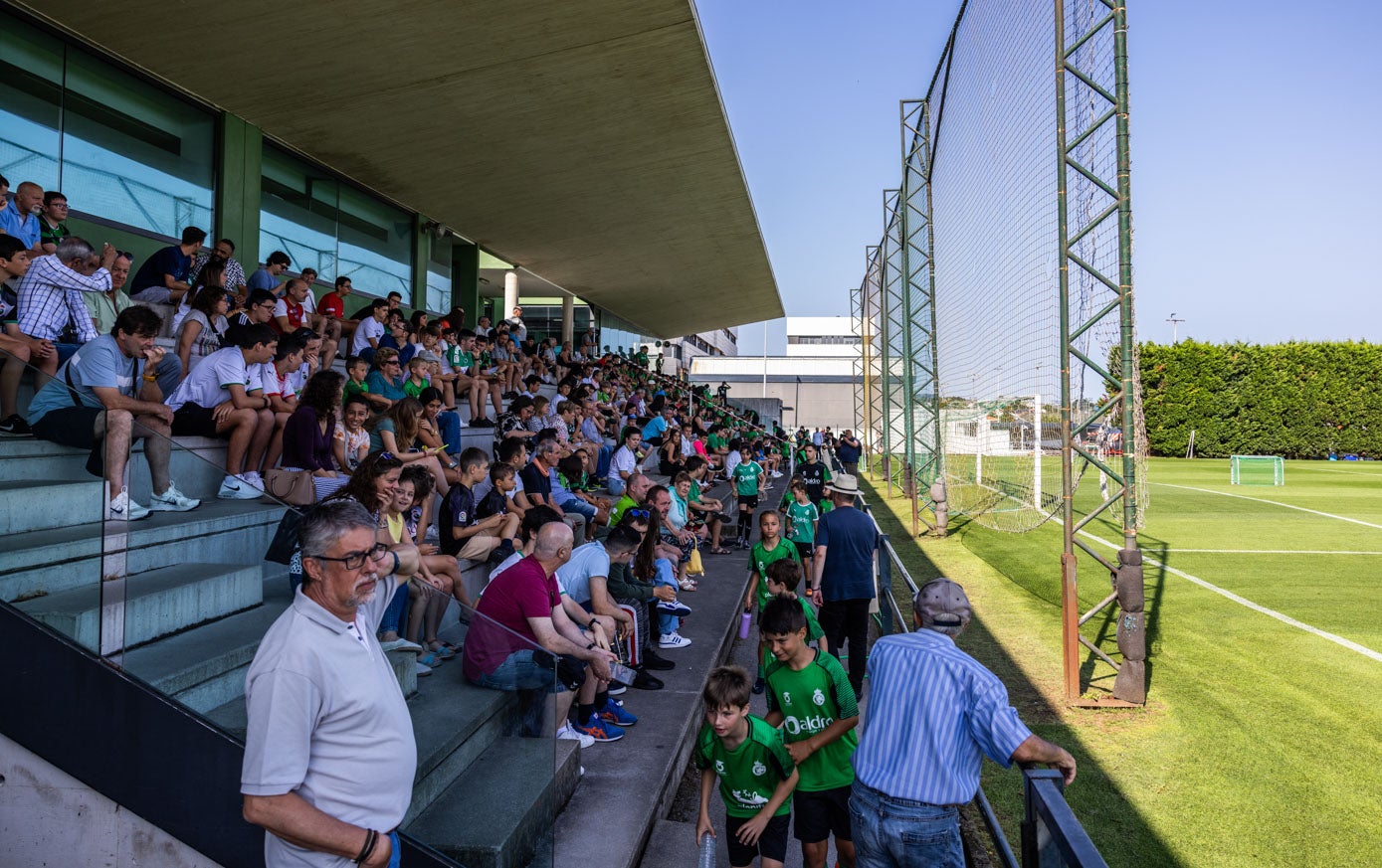 Cientos de personas siguieron el primer entrenamiento de pretemporada del Racing.