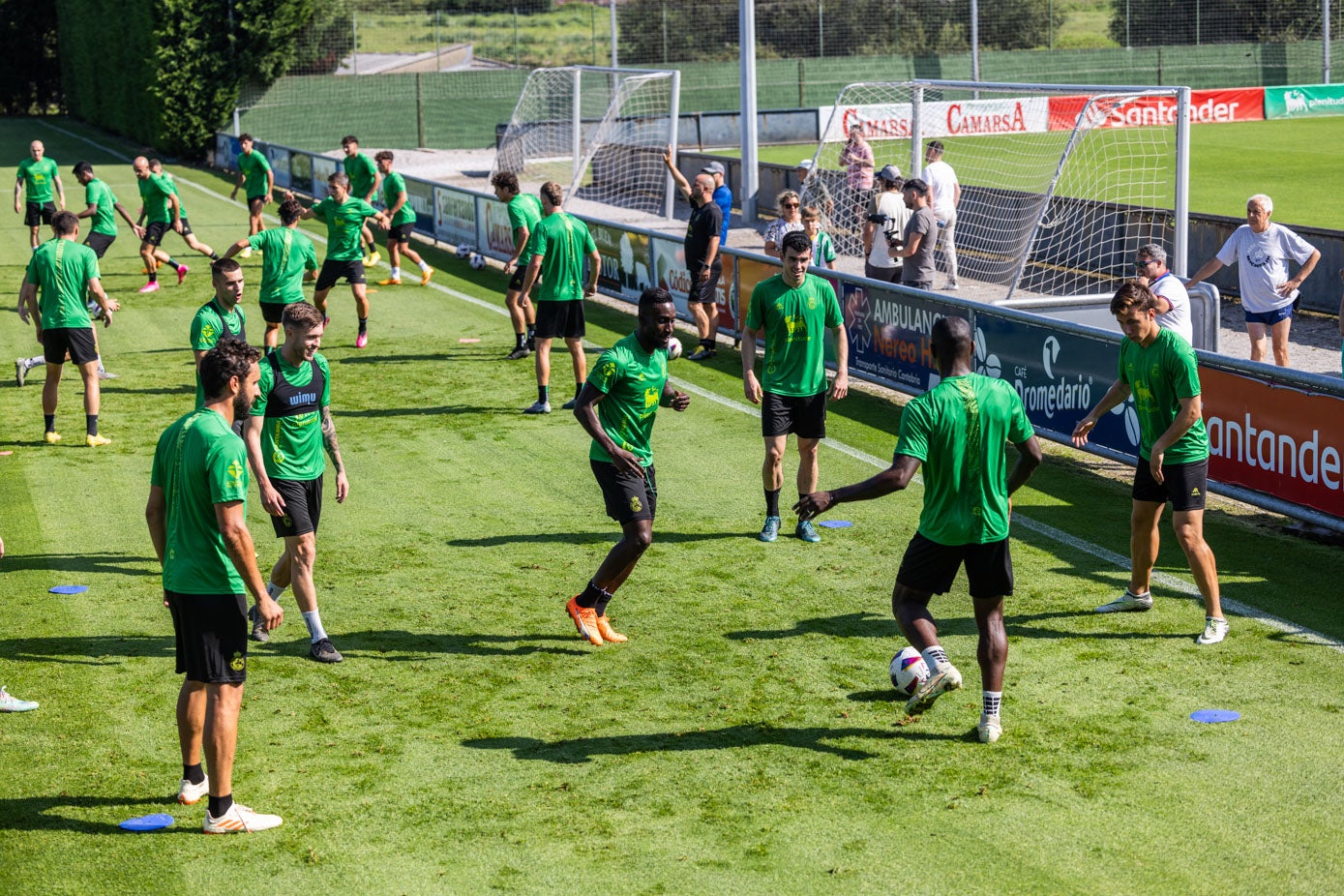 José Alberto y sus futbolistas, durante los primeros rondos.