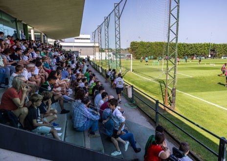 Imagen secundaria 1 - Lago Junior en su primer entrenamiento con el Racing, estado de la grada del campo Santi Gutiérrez Calle y José Alberto durante la sesión.