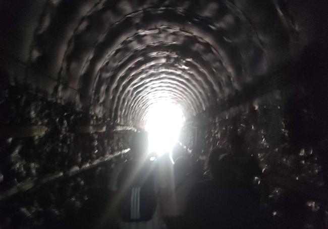 Interior del túnel en que quedó parado el tren.