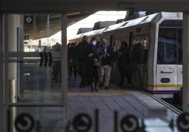 Usuarios llegan a la estación de tren de Santander.