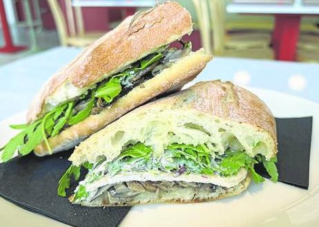 Imagen secundaria 1 - A la izquierda, bocadillo de pechuga de pollo. A la derecha, el pepito de Pepe: ternera, queso, cebolla y panceta. 