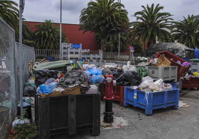 Contenedores repletos sin vaciar