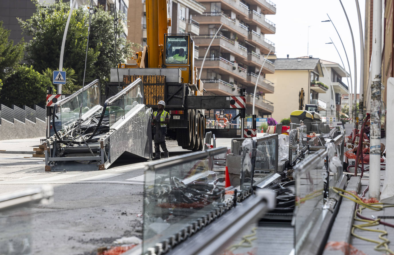 Instalación de los primeros elementos mecánicos, una vez ejecutados los fosos y muros laterales.