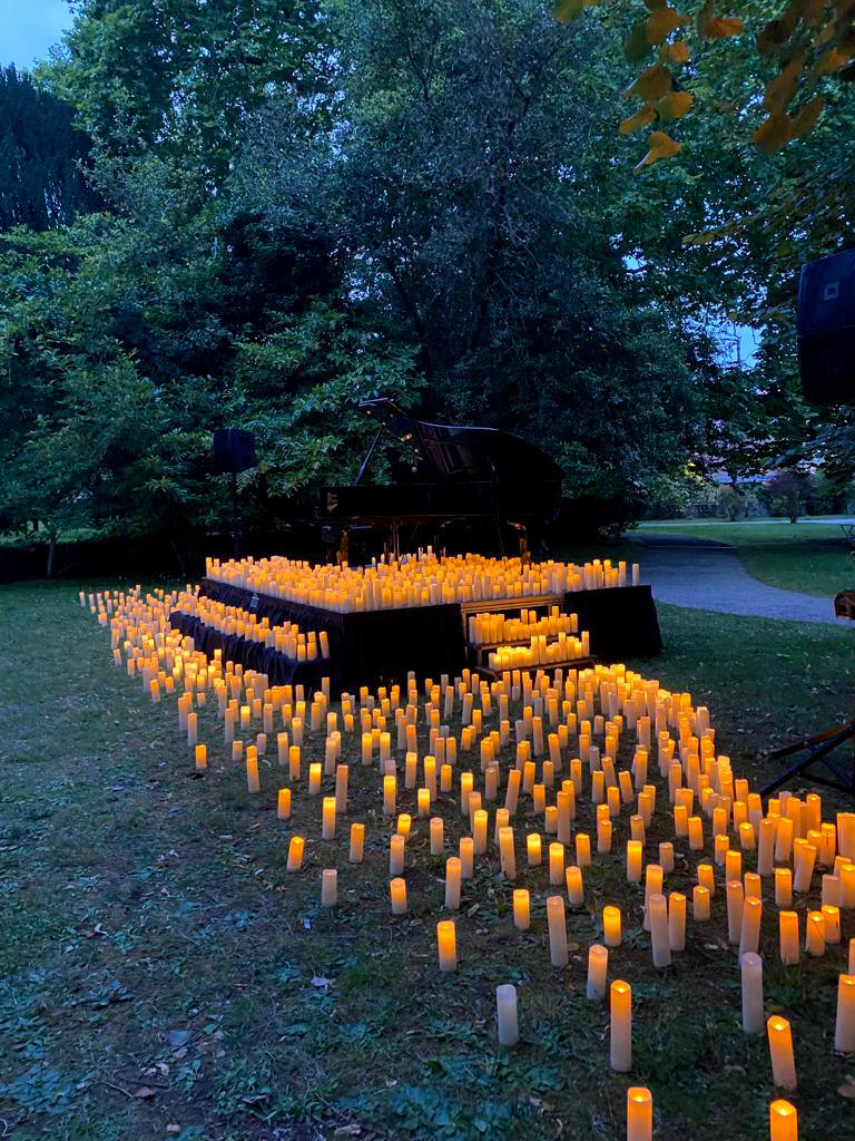 Velas dispuestas en el jardín para el concierto de Candlelight.