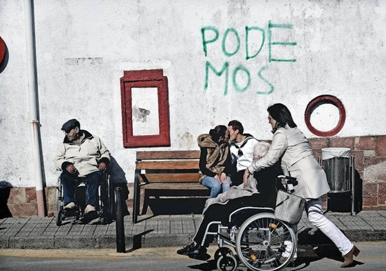 Varias personas en una calle de San Vicente de la Barquera.