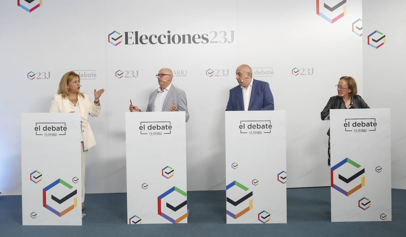 Intercambio de opiniones entre los candidatos durante el debate.