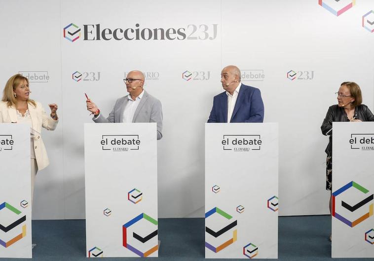 Elena Castillo (PP)y Secundino Caso (PSOE) discuten durante uno de los choques entre ambos durante el debate de El Diario. A la derecha, esperan su turno los cabeza de lista al Senado de Vox y Sumar, Daniel Álvarez y Mercedes Boix, respectivamente.