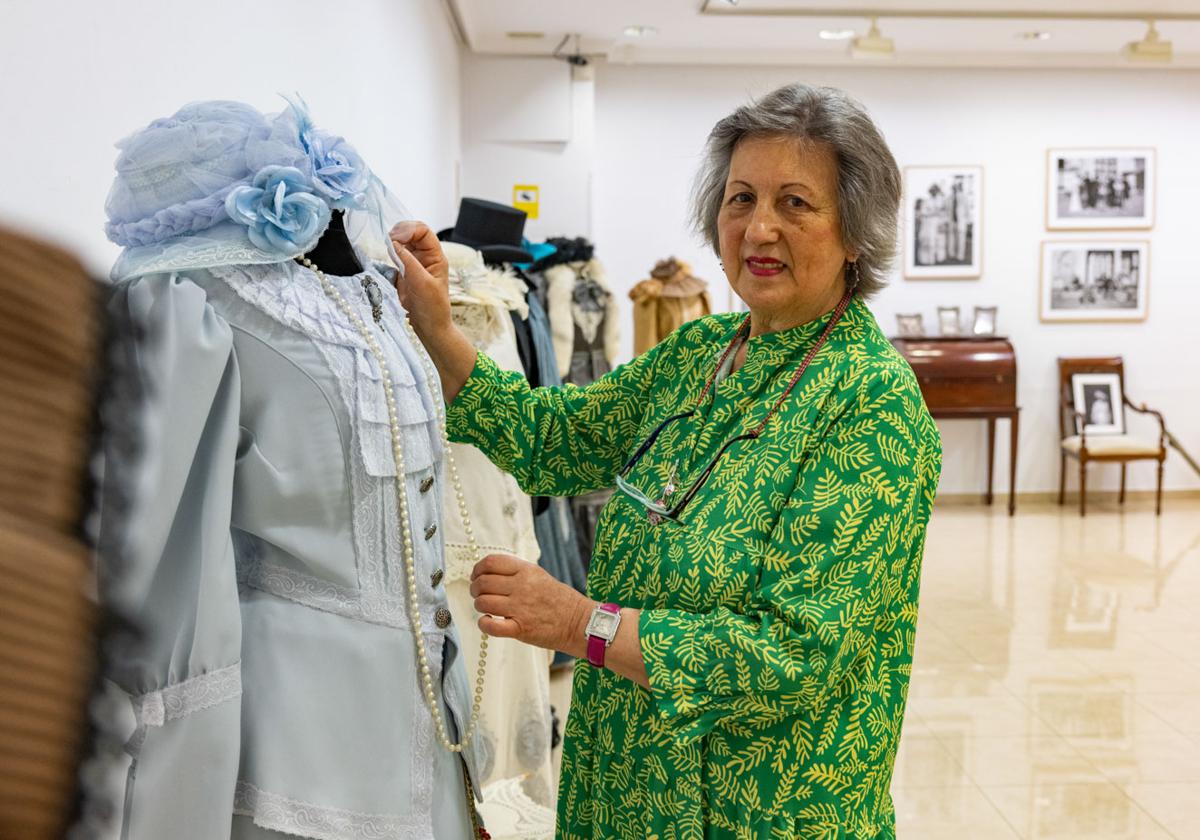 María José Minguez junto a un vestido de época que confeccionó para los Baños de Ola del 2014.