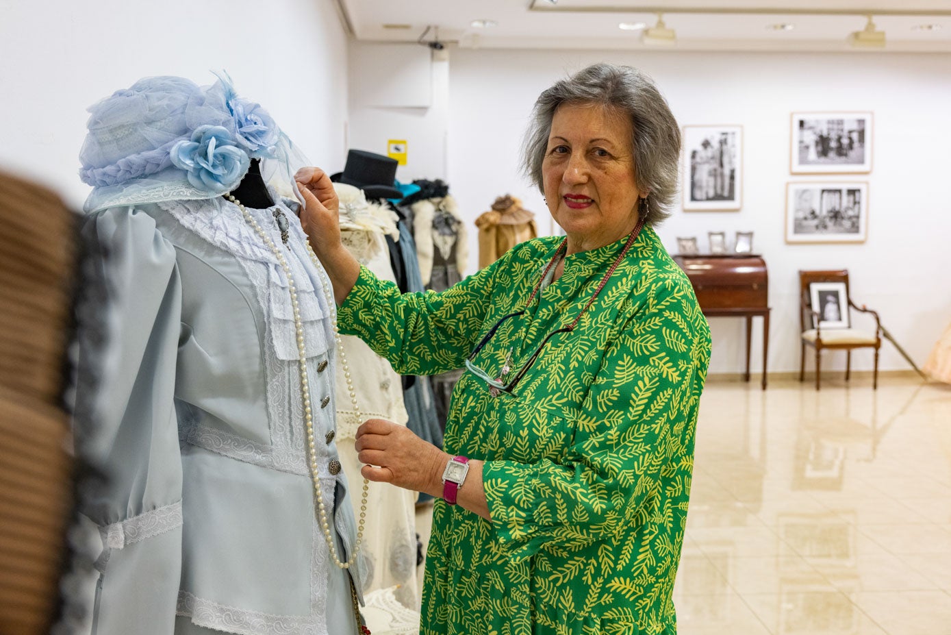 María José Mínguez junto a un vestido de época que confeccionó para los Baños de Ola del 2014.