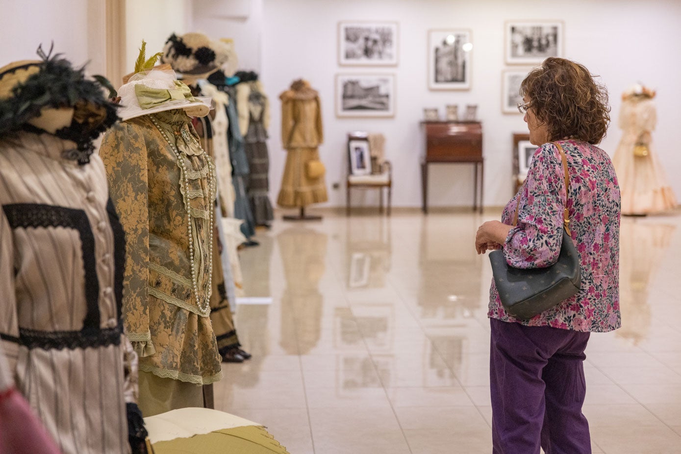 Una espectadora observa el traje que la modista realizó para asistir al Palacio de la Magdalena. 