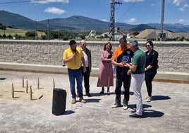 Un momento del homenaje a Jesús García 'Chuchi' y Francisco Javier Pernía durante la inauguración de la bolera.